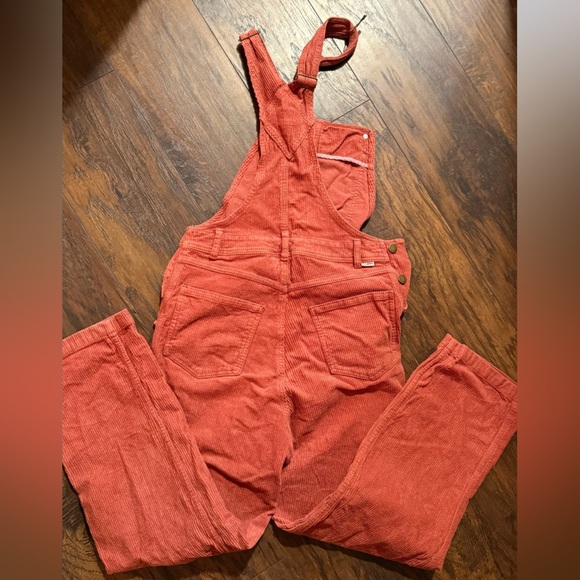 Women's billabong burgundy Corduroy Overalls size small - Picture 2 of 4